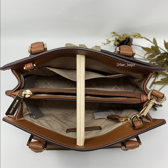 Michael Kors Mott Medium Messenger - Picture 6 of 6